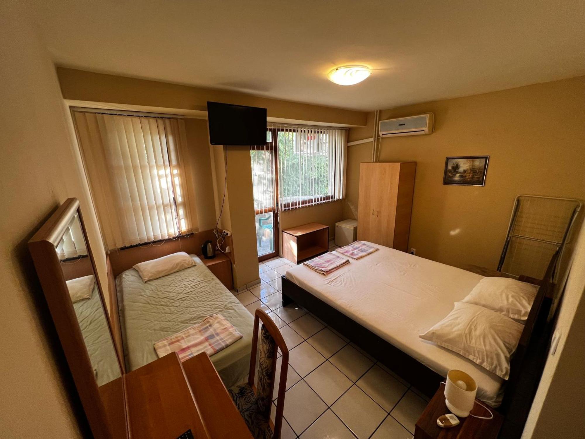 Hotel Dvete Brezi Burgas City Exterior foto